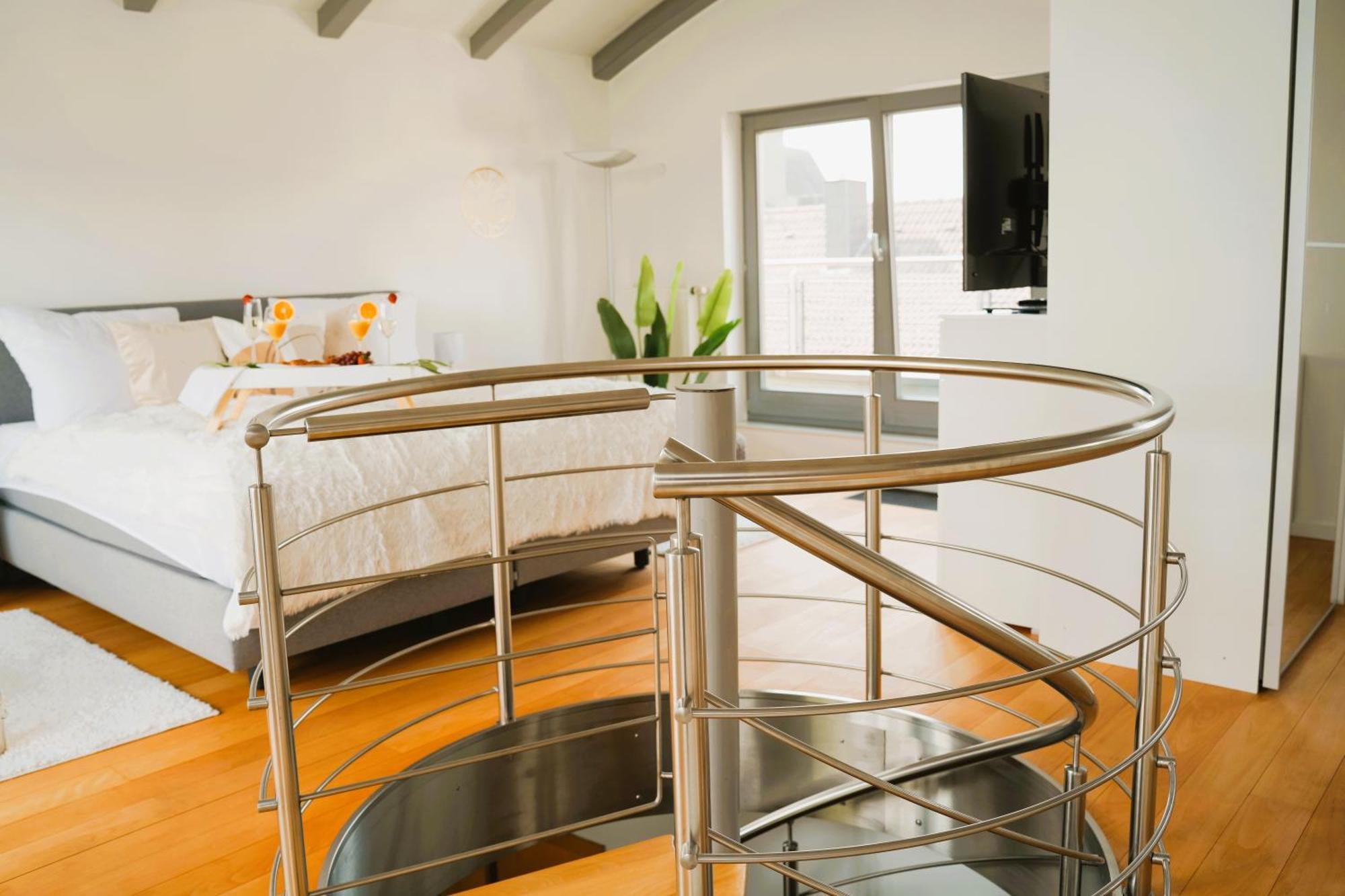 Penthouse Am Dom Altstadt In 200 M, 4 Dachterrassen, Stilvoll Und Ruhig